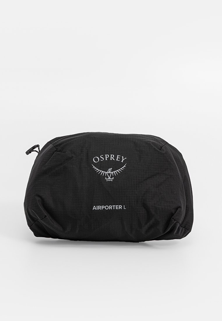 Zwarte Osprey Airporter L reistas met een gestructureerd oppervlak, voorzien van een ritssluiting en witte logodetails aan de voorkant.