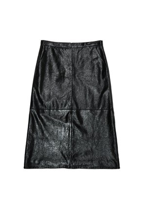Gonna in finta pelle nera con una texture liscia e lucida. Presenta un taglio dritto, design fino al ginocchio e due tasche laterali.