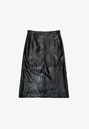 Gonna in finta pelle nera con una texture liscia e lucida. Presenta un taglio dritto, design fino al ginocchio e due tasche laterali.