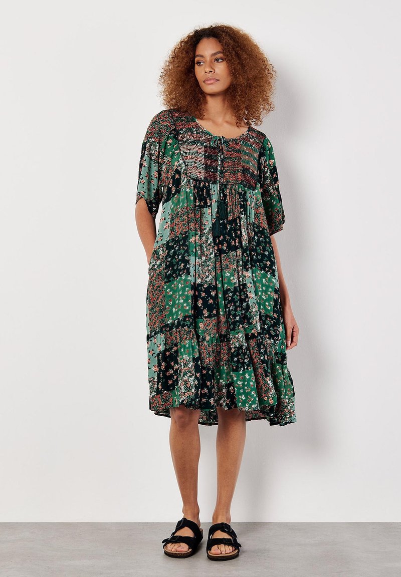 Apricot PATCHWORK CRINKLE - Freizeitkleid - green