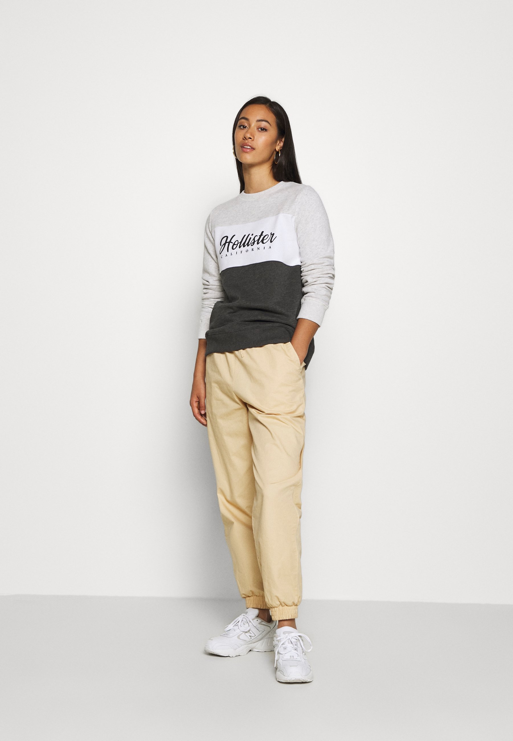 Hollister Co. FASHION CREW Sweater greywhite Zalando.nl Hollister Co. FASHION CREW Sweater greywhite Zalando.nl