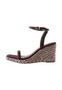 Sandale cu platformă tip pan ă din piele întoarsă maro, cu platformă țesută în model de espina de pește, curea la gleznă cu cataramă și design cu vârf deschis.