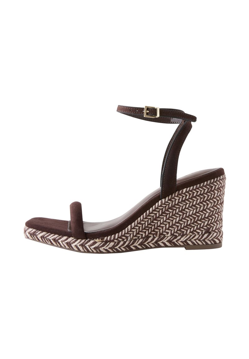 Sandale cu platformă tip pană din piele întoarsă maro, cu platformă țesută în model de espina de pește, curea la gleznă cu cataramă și design cu vârf deschis.