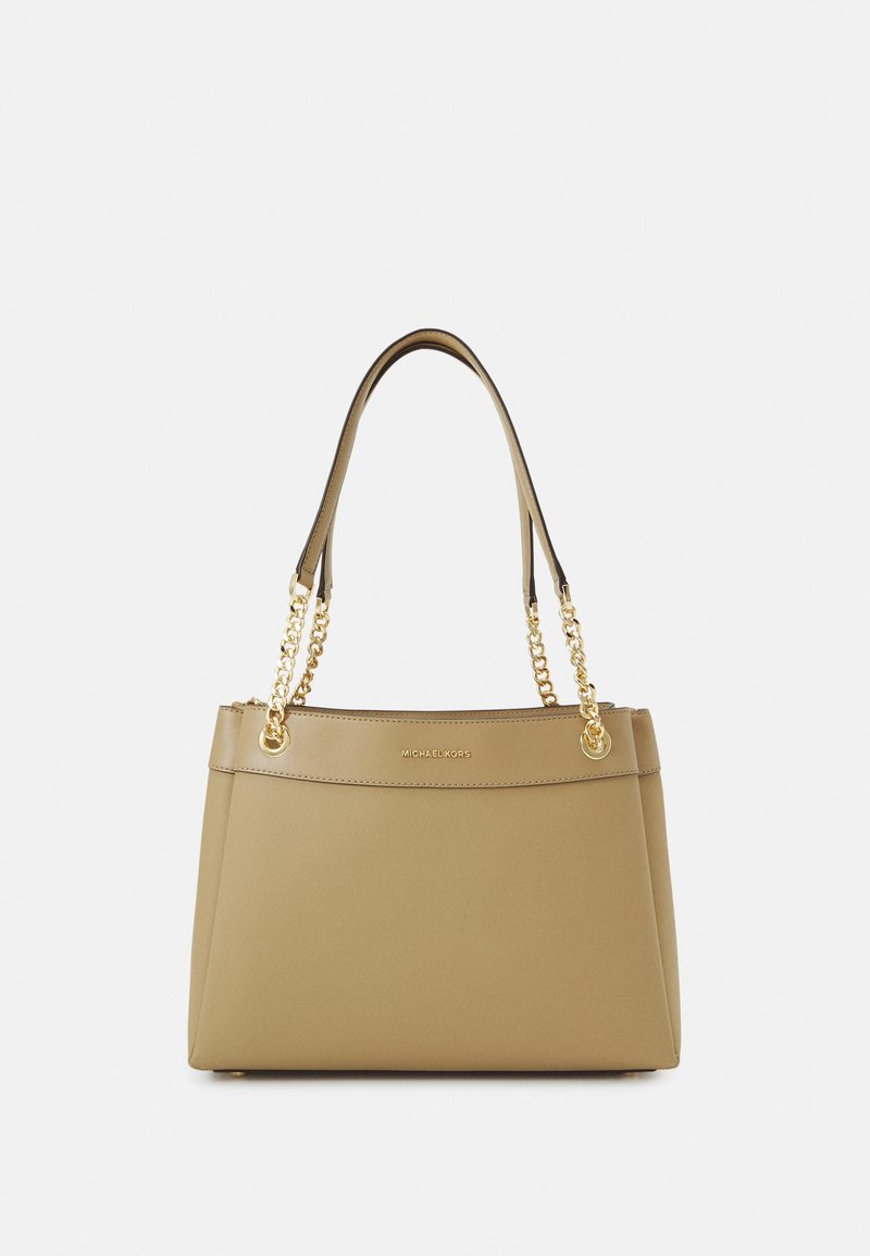 Sac fourre-tout synthétique tan avec accents en chaîne dorée, texture lisse, forme structurée et logo embossé à l'avant. Deux poignées attachées.
