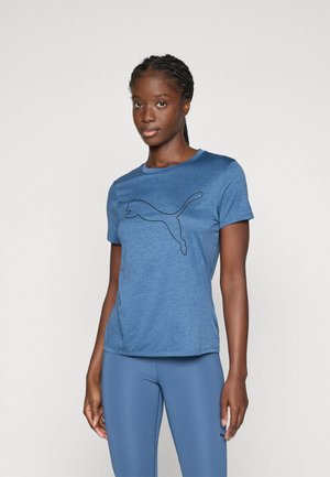 Blauwe sportieve t-shirt gemaakt van een zachte stof, met een zwart Puma logo op de voorkant, voorzien van een ronde hals en korte mouwen.