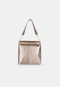 Borsa in bronzo metallico con forma strutturata, dotata di patta pieghevole e tracolla corta con dettagli in hardware dorato.