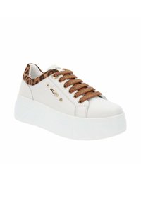 B baskets en cuir blanc avec une semelle plateforme. Présentent un col en imprimé léopard, des lacets marron et des accents métalliques décoratifs.