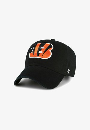 Schwarze Baseballkappe mit einem gestickten orange-weißen "B" und Streifen. Verfügt über eine gebogene Krempe und einen Stoffriemen zur Verstellbarkeit.