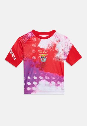 Maillot de sport rouge à manches courtes avec motif éclaboussures violet et blanc, logo de Benfica sur la poitrine et texte ""BENFICA"" sur la manche gauche.