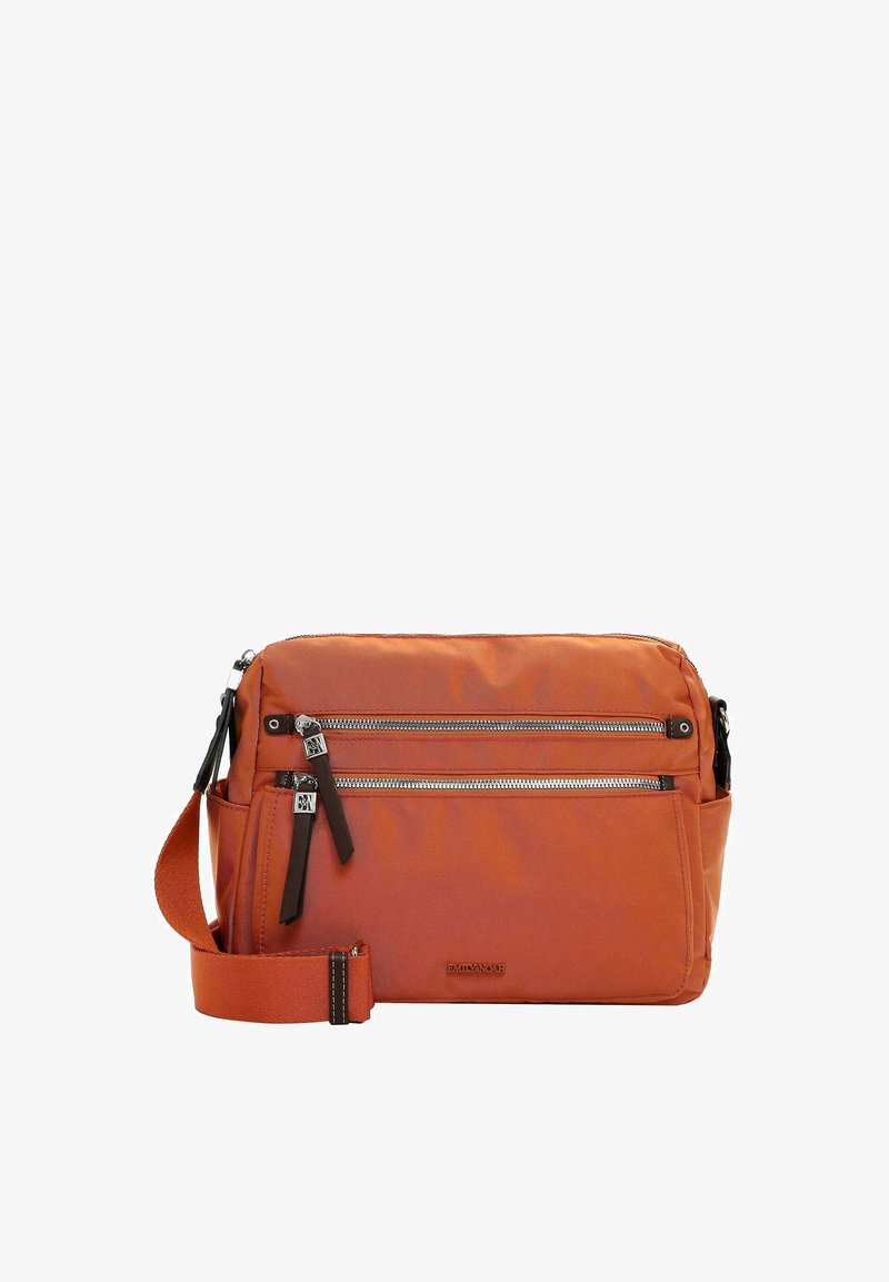 Borsa a tracolla arancione in nylon con due tasche frontali con zip, tracolla regolabile e dettagli in marrone scuro a contrasto. Texture liscia.