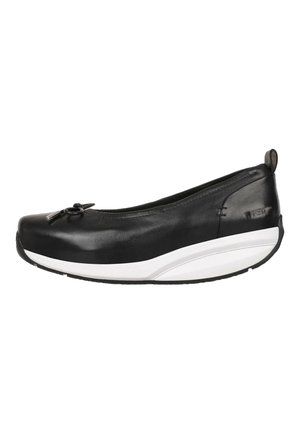 Zapato de cuero negro con punta redondeada, suela intermedia blanca y un detalle decorativo de lazo en la parte delantera, con un acabado liso y texturizado.
