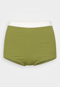 Grønne ribbede shorts med en hvid elastisk talje. Har en glat tekstur og en tætsiddende form for en snug pasform. Ingen yderligere mønstre eller accenter.