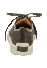 Braune Wildlederschuhe mit strukturiertem Obermaterial, Schnürdesign, kontrastierenden grauen Akzenten und einer cremefarbenen Gummisohle. Rote Details an der Ferse.