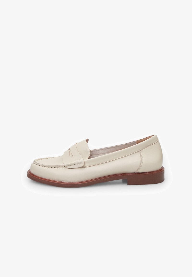 Kreemivärvi nahast loafers, millel on ümar varvas, õmblustähted ja madal pruun välispind. Sile tekstuur ja minimalistlik disain.