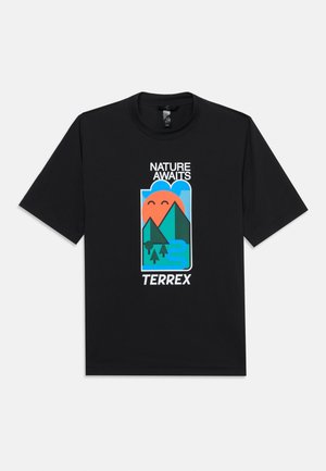 Czarna koszulka z krótkim rękawem z kolorową grafiką słońca, drzew, gór i rzeki oraz tekstem „NATURE AWAITS” i „TERREX” z przodu.