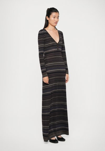 Abito maxi con maniche lunghe, scollatura a V profonda e strisce orizzontali multicolori in tonalità scure. Realizzato in un morbido materiale a maglia.