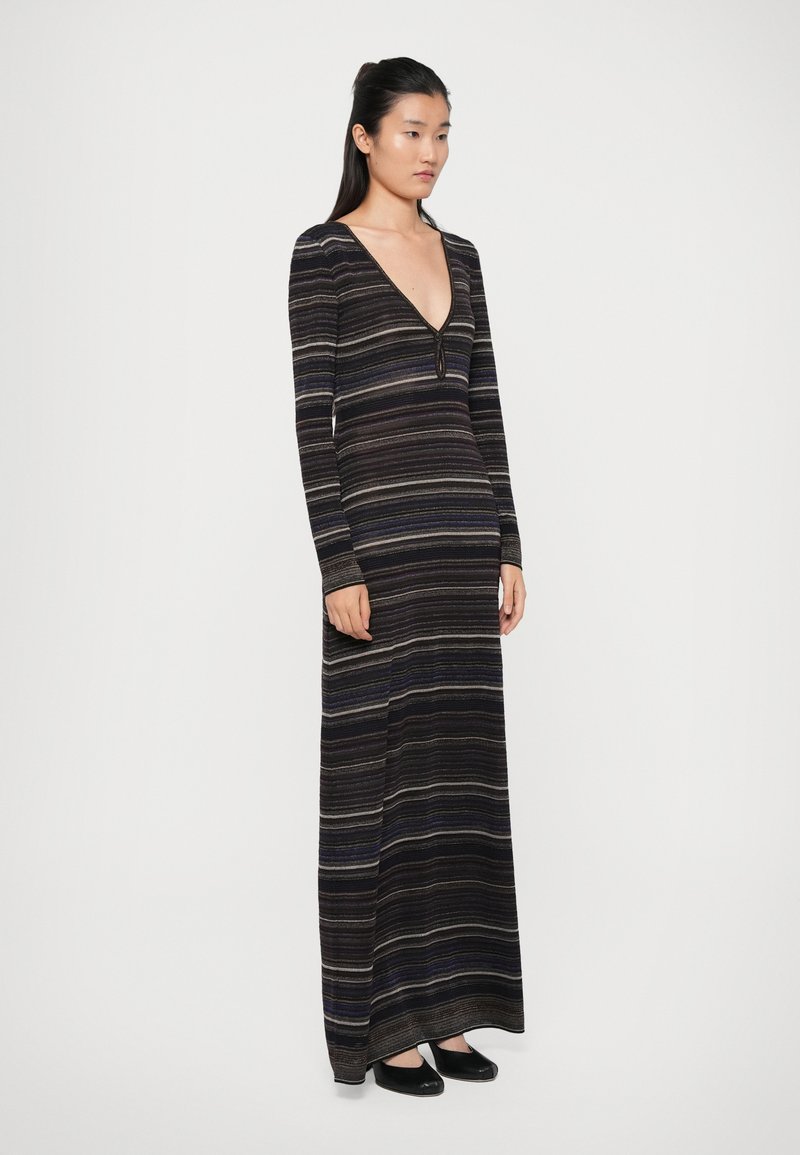 Robe maxi à manches longues, décolleté en V profond et rayures horizontales multicolores dans des tons sombres. Fabriquée en matériau en tricot doux.