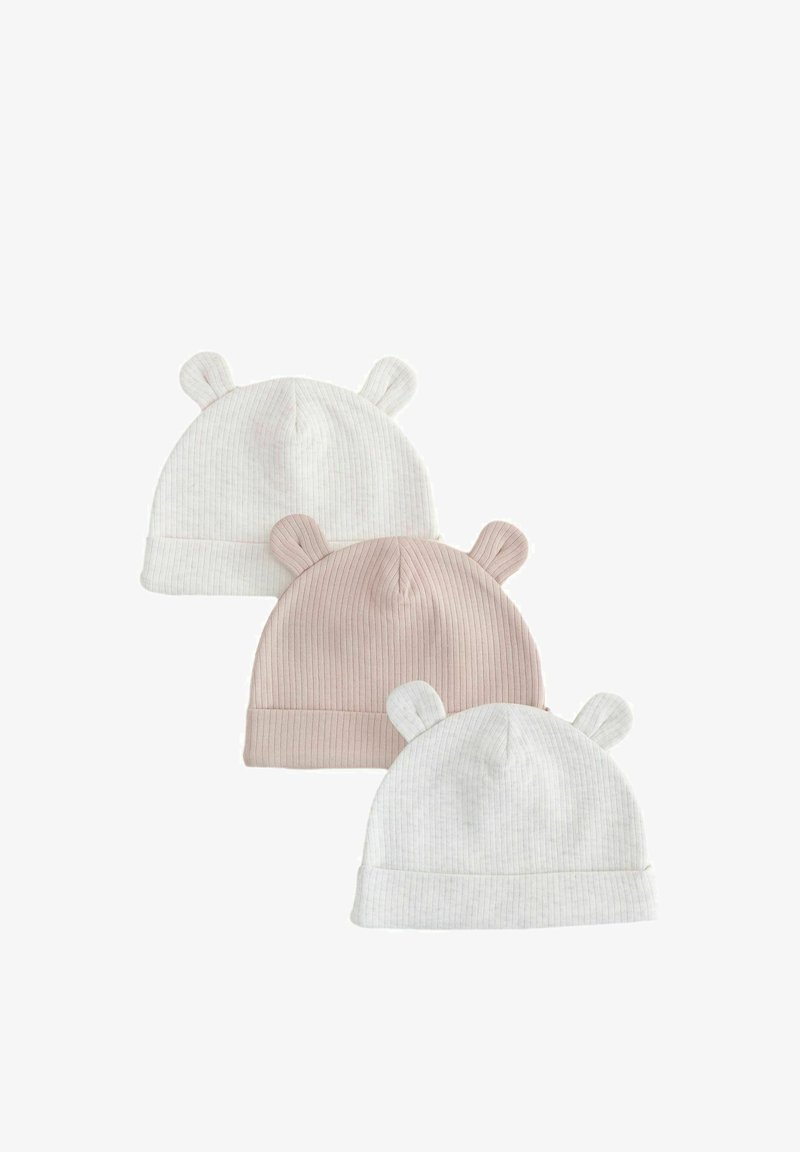 Trois bonnets bébé côtelés en blanc et rose clair. Chaque bonnet présente deux motifs en forme d'oreilles sur le dessus et un bord roulé en bas.