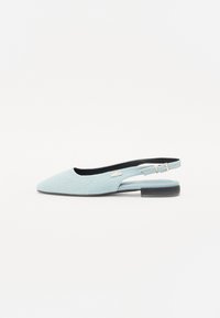 Slingback balerinke iz svetlo modrega blaga, s koničastim nosom, nizko črno peto in srebrno zapestnico na nastavljivem traku.
