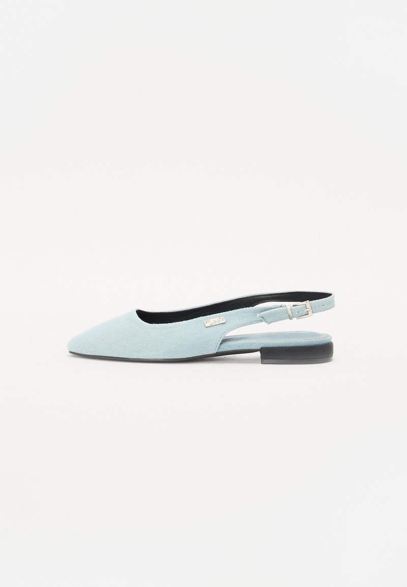 Slingback balerinke iz svetlo modrega blaga, s koničastim nosom, nizko črno peto in srebrno zapestnico na nastavljivem traku.