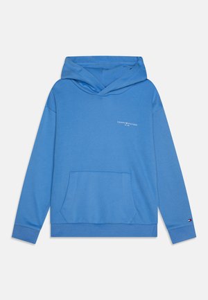 Svijetloplava dukserica s kengurskom džepom, kapuljačom s užetom, rebrastim manžetama i malim logom na prsima, izrađena od mekog pamuka.