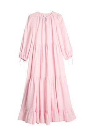 Lys rosa midi-kjole med lange ermer, plissert med lag, rund hals med splitt og snor ved elastiske mansjetter.