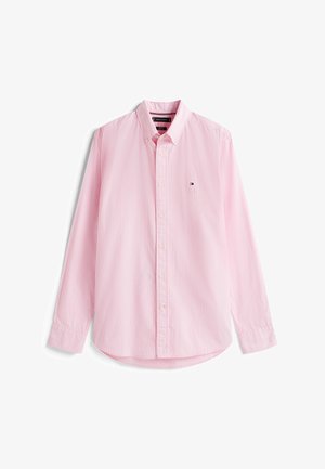 Lichtroze overhemd met opstaande kraag, met witte verticale strepen, lange mouwen en een afgeronde zoom. Voorzien van een klein logo-embleem op de borst.