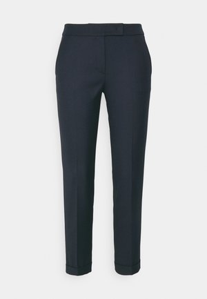 Pantalons taillés marine avec une taille plate, des passants de ceinture et des ourlets roulés. Fabriqués dans un tissu lisse avec une coupe slim et droite.