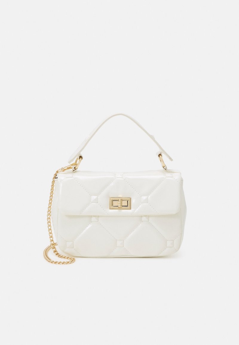 Vit quiltad handväska med slät patentfinish, ett guldspänne och en kedjeband för mångsidiga bäralternativ.
