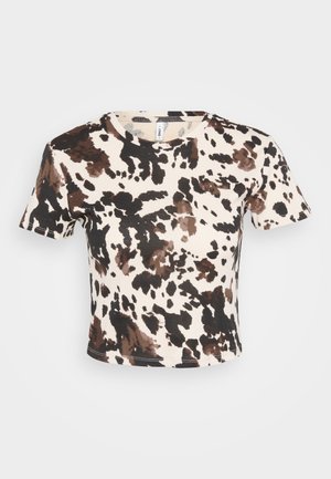 Cropped short-sleeve t-shirt in cream with a brown and black abstract cow print pattern. Made of lightweight cotton fabric.