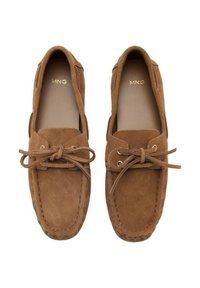 Scarpe mocassino in suede marrone con suola piatta, punta rotonda e dettagli in pizzo. Presentano un rivestimento interno liscio e accenti di cucitura discreti.