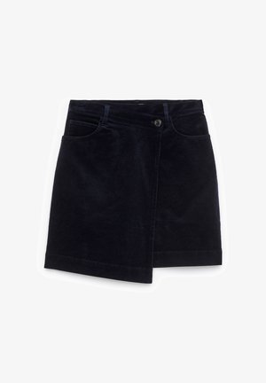 Navy Corduroy-Rock mit Wickeldesign, Knopfverschluss, zwei vorderen Taschen, geradem Saum und einer weichen, strukturierten Oberfläche.