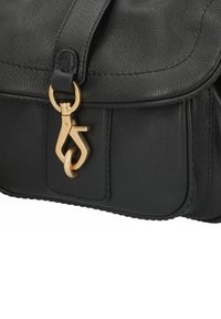 Borsa a tracolla in pelle nera con finitura testurizzata, hardware in tonalità oro e una chiusura distintiva. Bordo arrotondato e chiusura a pattina.