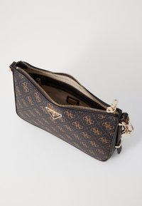 Borsa a tracolla nera con motivi, loghi dorati, esterno testurizzato, hardware dorato, chiusura con zip e foderatura interna di colore beige.