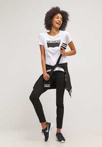 Levi's® THE PERFECT TEE - T-shirts print - white