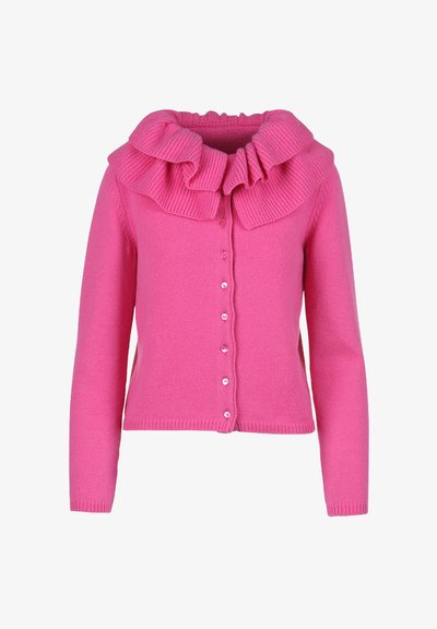 Cardigan lavorato a maglia rosa con colletto arricciato, maniche lunghe e chiusura frontale a sei bottoni. Texture morbida e design aderente.