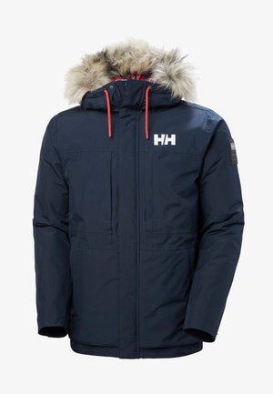 Parka blu navy con cappuccio foderato in pelliccia sintetica, frontale con zip, due tasche anteriori e cordini arancioni a contrasto. Presenta il logo sul petto.