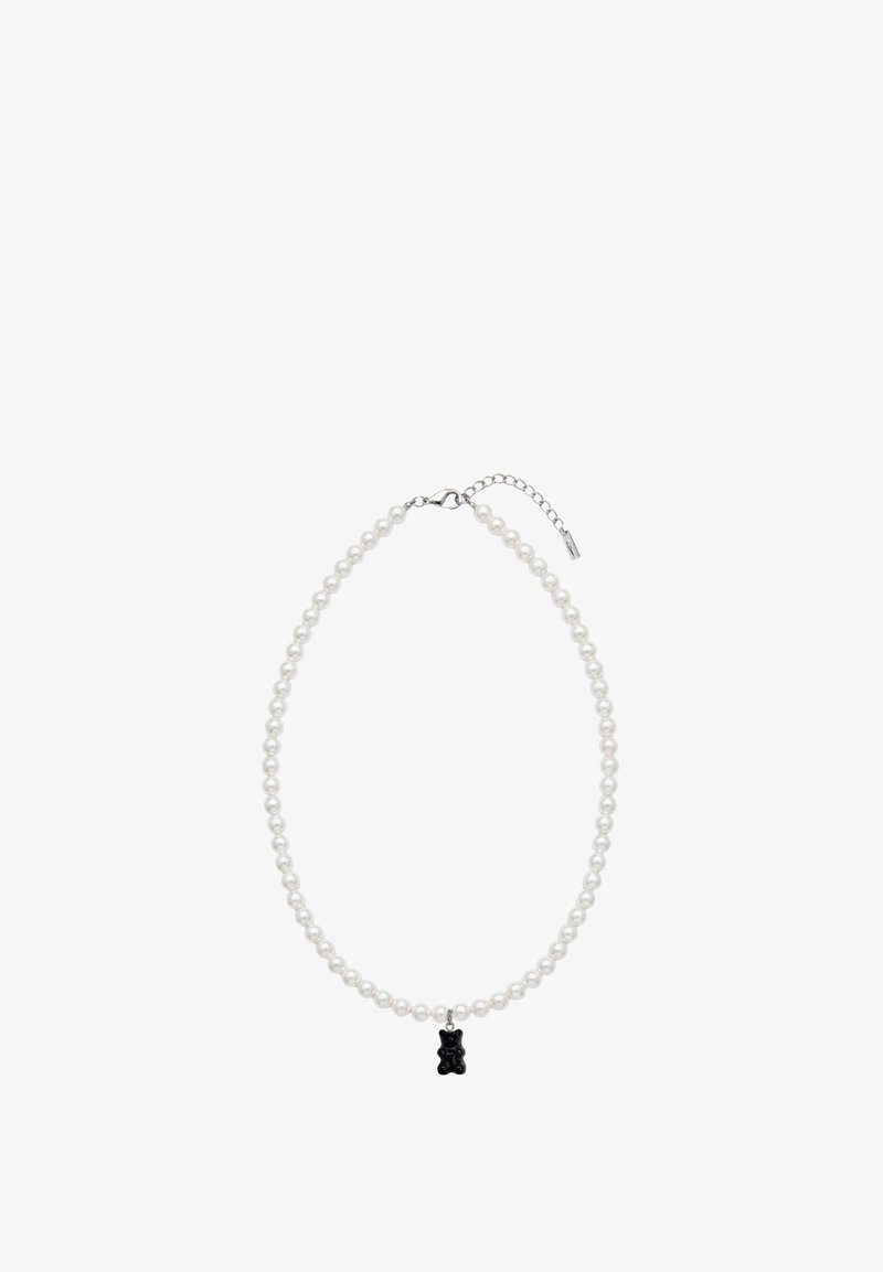 Collier de perles blanches avec un petit pendentif ourson en gélatine noir et un fermoir ajustable en argent.