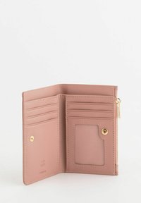 Cartera plegada en suave cuero rosa con seis ranuras para tarjetas, un bolsillo transparente para identificación y un compartimento con cremallera. Detalles en metal dorado a lo largo.