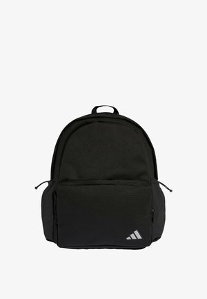 Černý batoh z odolné tkaniny s zaobleným vrškem, hlavním zipovým oddílem, předním zipovým kapsou a reflexními logo akcenty.