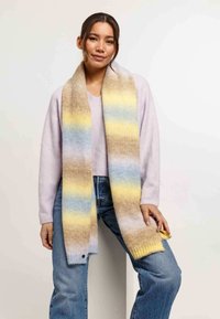 Sciarpa lavorata a maglia in morbidi colori pastello con strisce orizzontali di blu, giallo e beige, caratterizzata da una finitura testurizzata e bordi a coste.