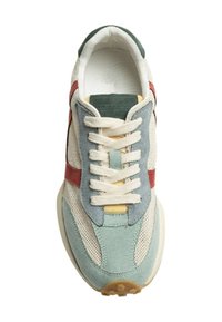 Zapatillas deportivas con parte superior de malla y ante en verde menta, crema, rojo y amarillo, con suela acolchada y cordones planos.