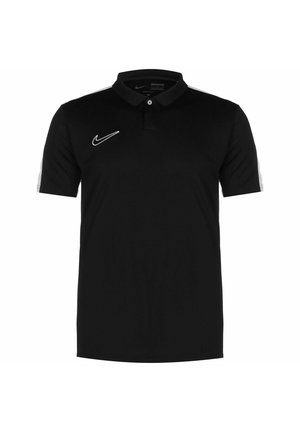 Czarna koszulka polo Nike z krótkim rękawem, białym logo Swoosh na prawej piersi i pojedynczym guzikiem przy kołnierzyku.
