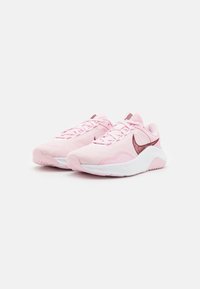 Nike Performance LEGEND ESSENTIAL 3 - Tenisice za trening - pink foam/dark team red/fierce pink/platinum tint