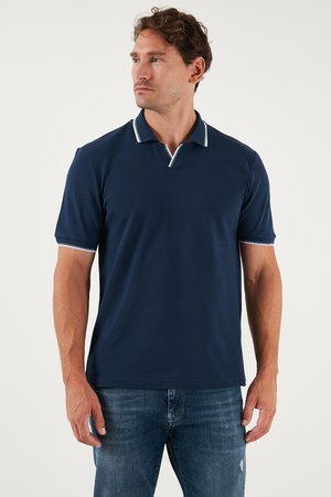 Navyblaue Poloshirt mit kurzen Ärmeln, einem V-Ausschnitt und weißen Akzentstreifen am Kragen und an den Bündchen, aus einem weichen Stoff gefertigt.