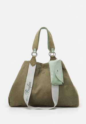 Sac fourre-tout en tissu vert olive de grande taille avec des poignées en daim, une pochette amovible vert clair et une bandoulière blanche imprimée.