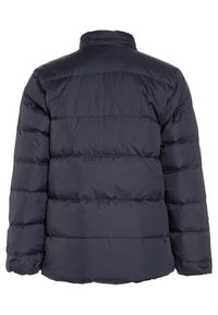 Veste matelassée bleu marine avec un motif matelassé, un col montant et une fermeture à pression. Le tissu semble lisse et résistant à l'eau.