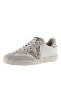 Sneaker bianco con punta in suede grigio, logo 'V' in glitter oro scintillante, suola texture crema e accentuazione del tallone beige morbido. Design con lacci.