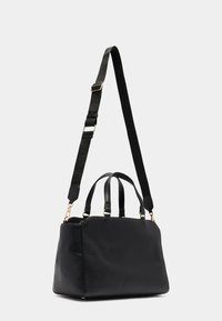 Borsa a tracolla in pelle nera con texture, dotata di due manici corti e una lunga tracolla regolabile con hardware dorato.