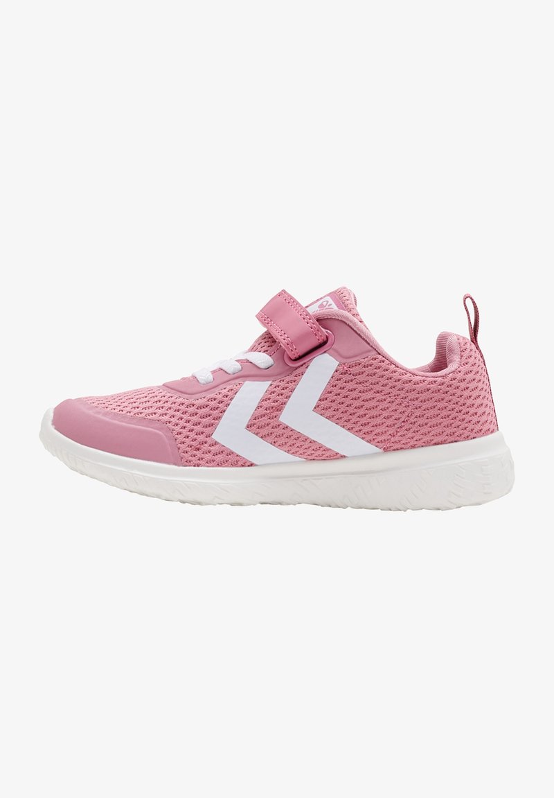 Baskets en mesh respirant rose avec semelle blanche, motif en chevron blanc, lacets blancs et une sangle en velcro rose sur le côté.